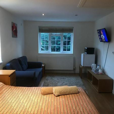 Large Private Room With En-Suite In The House For Professionals 스테인스 외부 사진
