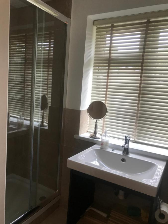 Large Private Room With En-Suite In The House For Professionals 스테인스 외부 사진