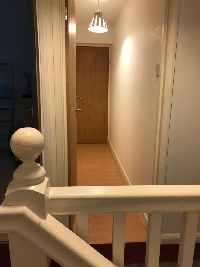 Large Private Room With En-Suite In The House For Professionals 스테인스 외부 사진