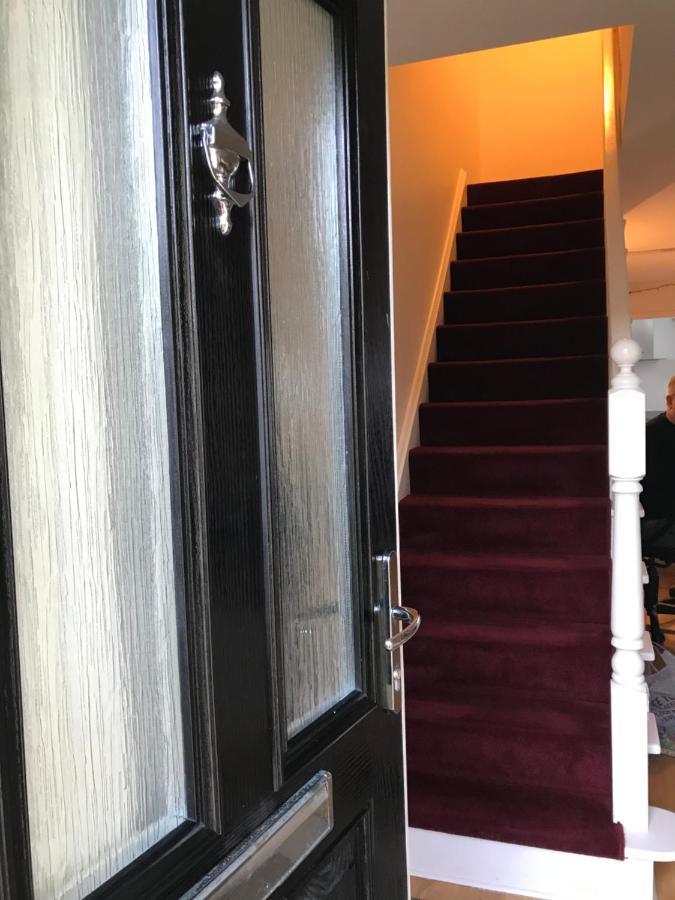 Large Private Room With En-Suite In The House For Professionals 스테인스 외부 사진
