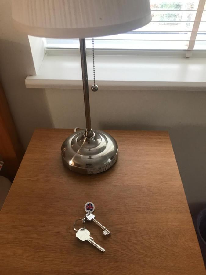 Large Private Room With En-Suite In The House For Professionals 스테인스 외부 사진