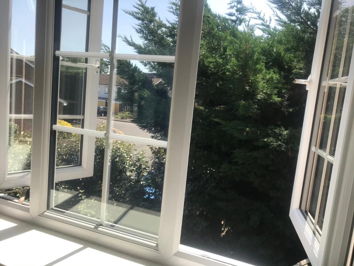 Large Private Room With En-Suite In The House For Professionals 스테인스 외부 사진