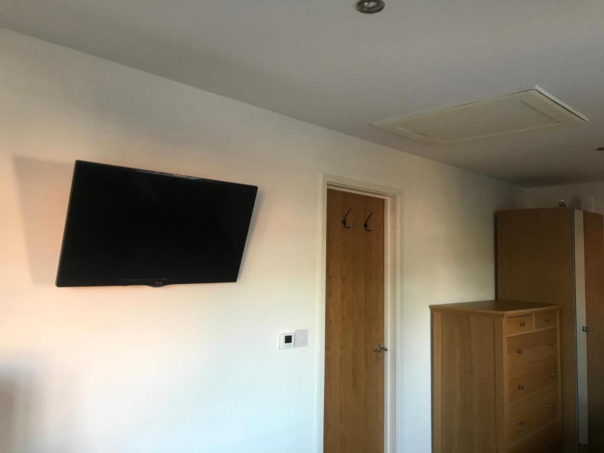 Large Private Room With En-Suite In The House For Professionals 스테인스 외부 사진