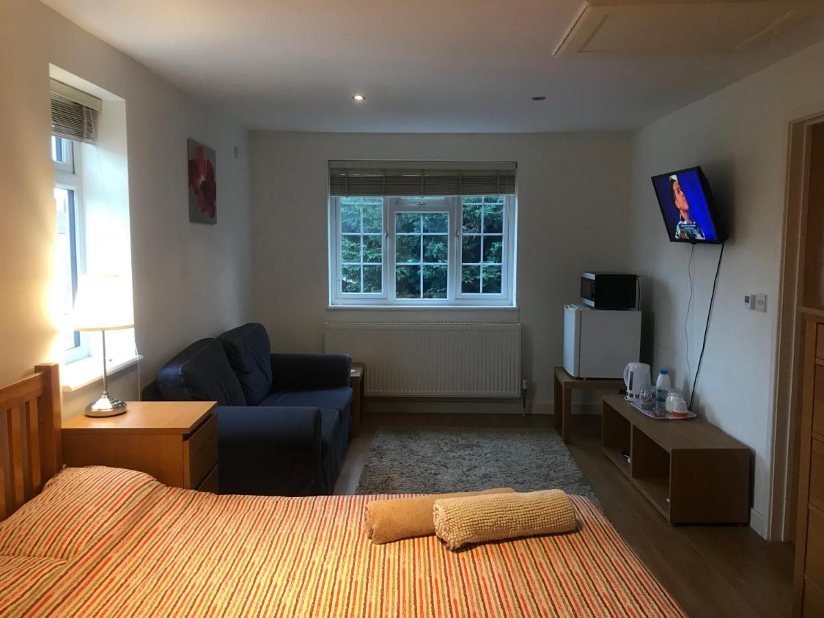 Large Private Room With En-Suite In The House For Professionals 스테인스 외부 사진