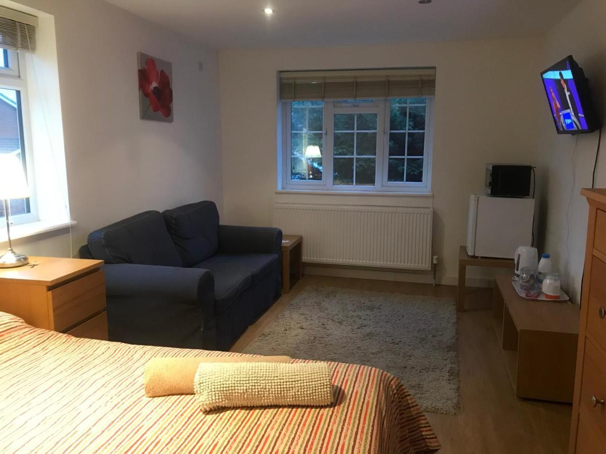 Large Private Room With En-Suite In The House For Professionals 스테인스 외부 사진