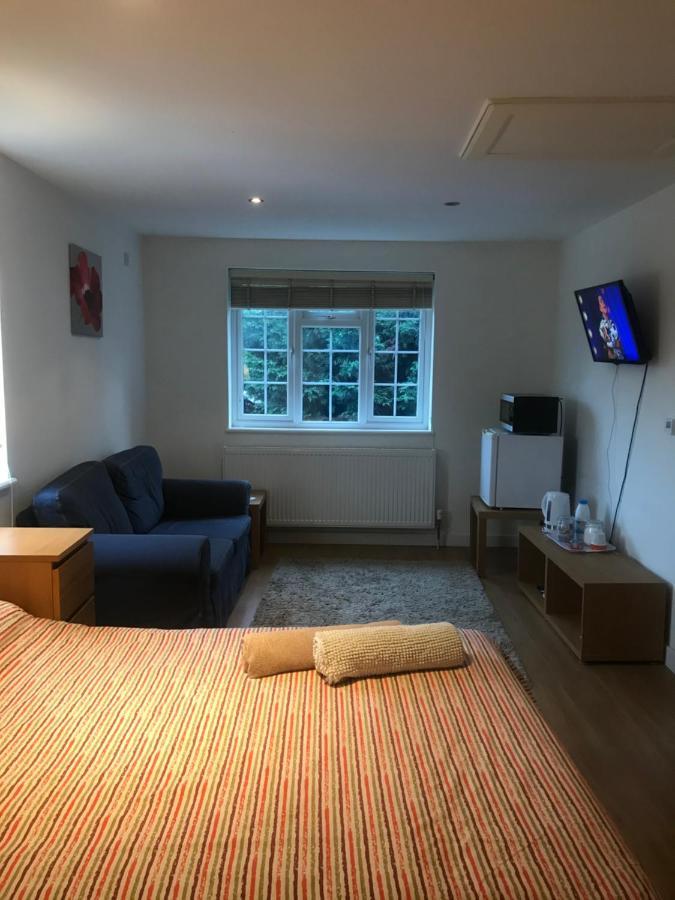 Large Private Room With En-Suite In The House For Professionals 스테인스 외부 사진