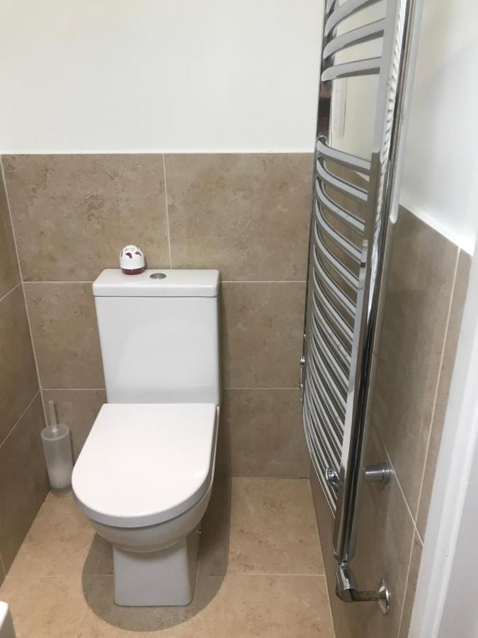 Large Private Room With En-Suite In The House For Professionals 스테인스 외부 사진