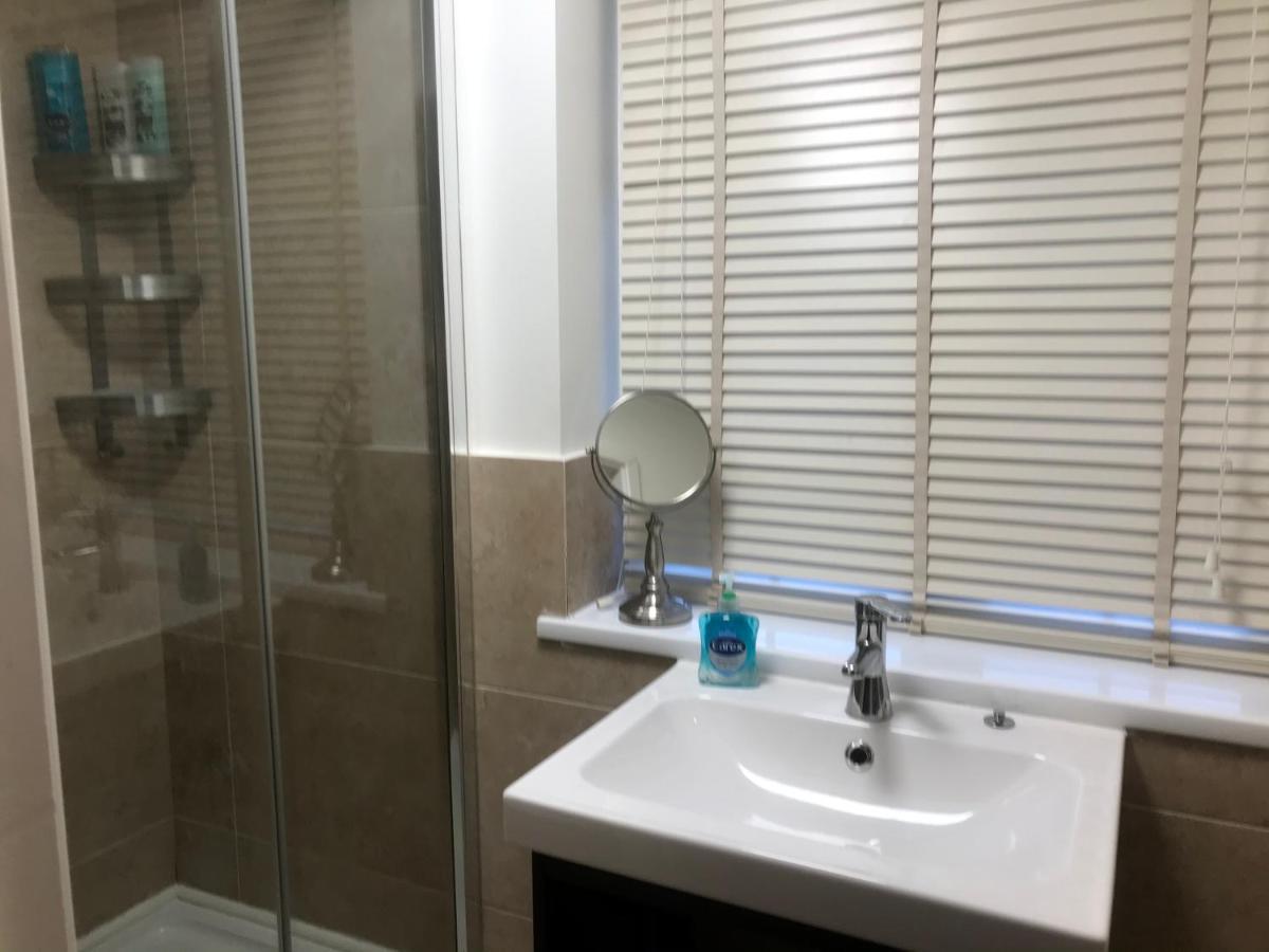 Large Private Room With En-Suite In The House For Professionals 스테인스 외부 사진