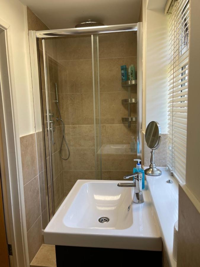 Large Private Room With En-Suite In The House For Professionals 스테인스 외부 사진