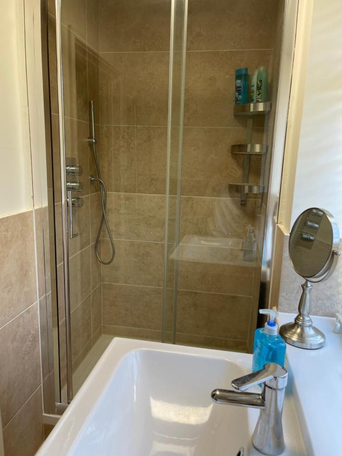 Large Private Room With En-Suite In The House For Professionals 스테인스 외부 사진